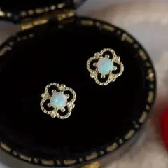 高見え ヴィンテージ フレンチ ホローピアス ダイヤモンド型 人工オパール 上品