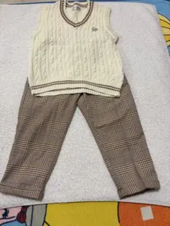 アイボリー ベストとブラウンチェックパンツセット