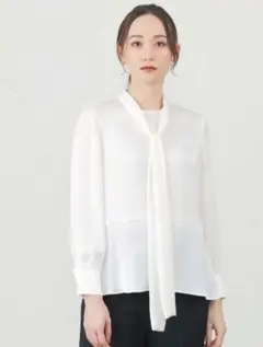 アマカ　リボン付き ブライトストレッチ　ボウタイブラウス長袖ブラウス　新品未使用のサムネイル