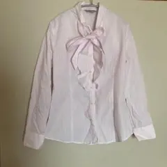 リボン付きピンク長袖シャツ