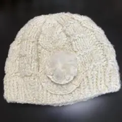 アイボリーニット帽 花モチーフ付き