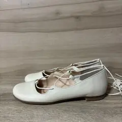 ノイエディフュージョン★22.0 アイボリー　レースアップ　フラットパンプス