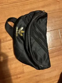 adidas ボディバッグ ブラック ゴールドロゴ