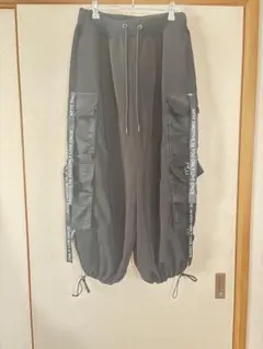 ブラックカーゴパンツ バルーンシルエット