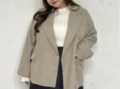 チャーム付きゴールドダブルボタンジャケット