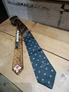 ジラフ giraffe ブラウンとグリーンのドットネクタイ