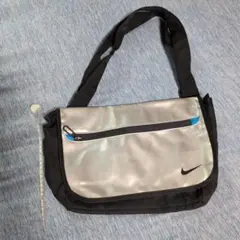 NIKE メッセンジャーバッグ ブラック シルバーのサムネイル