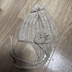 ベージュ ニット帽 ポンポン 花モチーフ 耳あて付き
