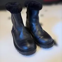 黒いファー付きレザーブーツ