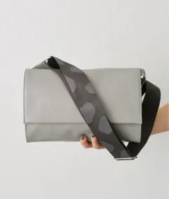 イアパピヨネ　ワイドテープショルダーバッグ グレー　新品未使用