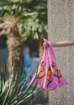 me ISSEY MIYAKE ミーイッセイミヤケ　プリーツバッグ　ピンクのサムネイル