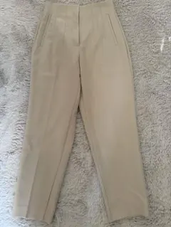 ZARA ベージュ プリーツ入りスラックス