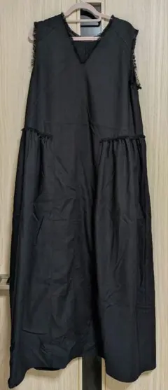 黒いノースリーブロングワンピース