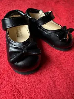 リボン付き黒ストラップシューズ