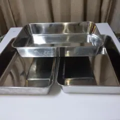 昭和レトロ◈医療器具 ステンレスの角型カスト大2個中1個、鑷子、剪刀 