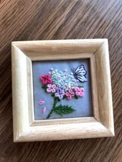 ★刺繍フレーム　629★季節を先取り‼️ミニフレーム‼️あじさいと蝶‼️刺繍の完成品‼️