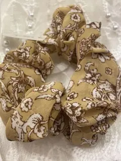 花柄ベージュシュシュ 約10cm