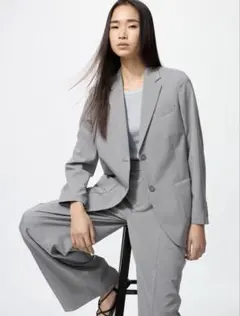 ユニクロ　スーツ　グレー