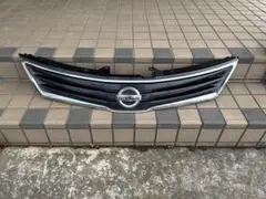 NISSAN ティーダ純正 北米(ヴァーサ)フロントグリルのサムネイル
