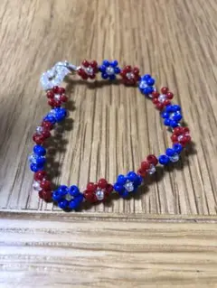 ミャクミャクカラー　花デザイン　赤青ビーズブレスレット