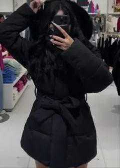 フード付きブラックダウンジャケット