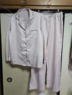 ジーユーサテンパジャマ長袖Mサイズ