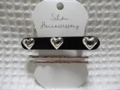 ブラック系のベロア生地の長方形型　Sのハート×３付　クリップ　サシピン×２セット