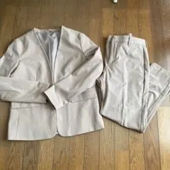 ベージュ ノーカラー パンツスーツ