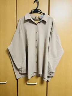 ベージュ 長袖シャツ Fサイズのサムネイル
