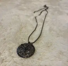 装飾的な円形ペンダントネックレス