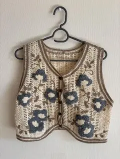 アイボリーとブラウンの花柄ニットベスト