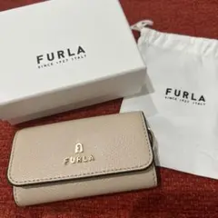 新品　FURLA ベージュ レザー キーケース