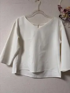 美品　ナチュラルビューティーベーシック　Vネック七分袖ブラウス　ホワイト
