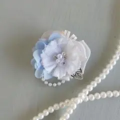 水色の花びらとビジュー　子供　キッズ　コサージュ　ブローチ　入学式　入園式