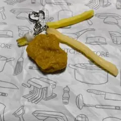 チキンナゲットとポテト、ビールのキーホルダー