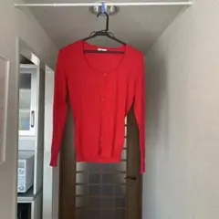 赤いボタン付き長袖カーディガン