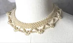 パール製のつけ襟ネックレスパールを編み込んだスカラップデザインが特徴