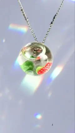 ハンドメイド　苺のスワロフスキーガラスドームネックレス