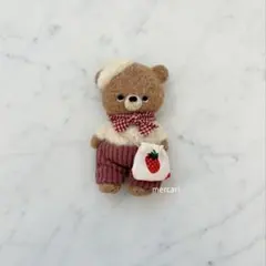 y*e様 羊毛フェルト　ハンドメイド　くまさんブローチ　いちごポシェット