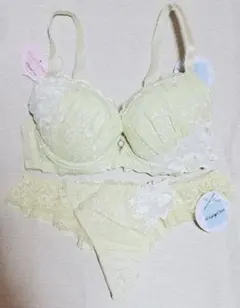 リリアージュココ　D65　ブラジャー　Tバック　セット　ライム　フリルのサムネイル
