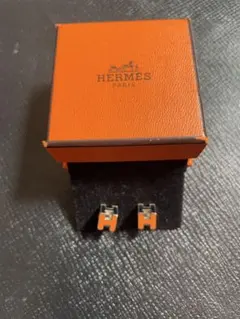 HERMES 黒青オーバル型ピアス - メルカリ
