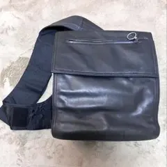 【新品】レア！DKNY ショルダー　肩がけバッグ DKNY ロゴ ショルダーバッグ | ブラック | FARFETCH JP
