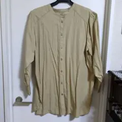 ベージュ 長袖 ボタン付き シャツのサムネイル