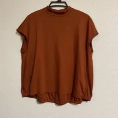 濃いオレンジ色のノースリーブインナー