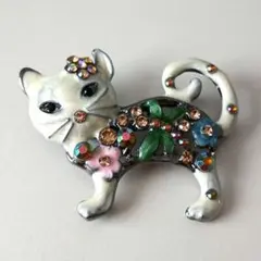 猫ブローチ 花の装飾付き