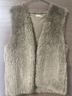 ベージュ ファー風ノースリーブベスト