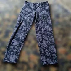 黒と紫の花柄スリムフィットパンツ