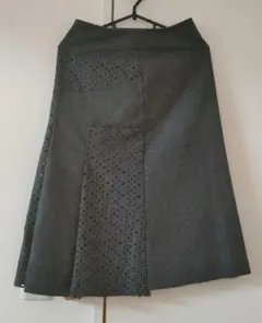 超美品　グレー プリーツスカート ひざ丈穴あきデザイン