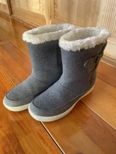 グレー フリースライニング バックル付きスノーブーツ