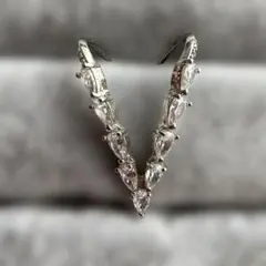 シルバー台ダイヤモンド風白石V字型の指輪サイズ12から13号